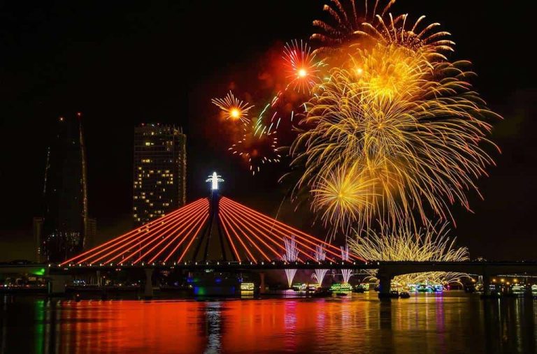 Thời điểm tốt nhất để chiêm ngưỡng và ngắm cảnh cầu quay là vào buổi tối.