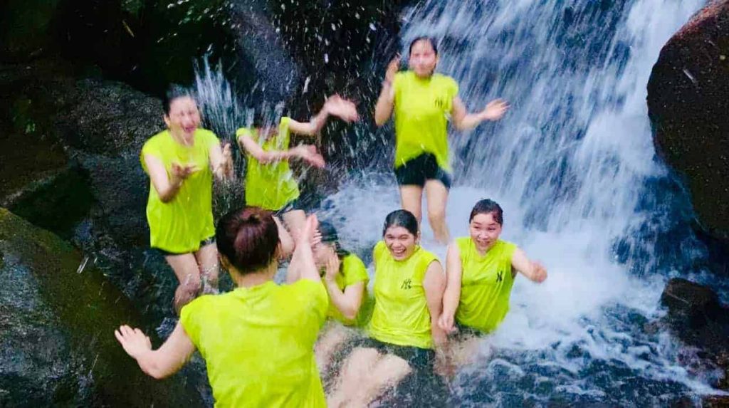 Tắm thác ở Suối Hoa